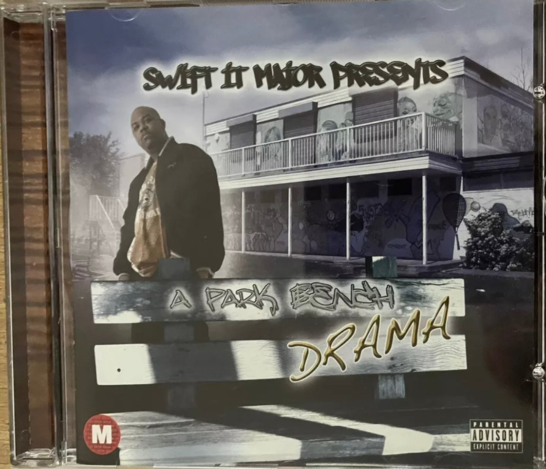 Swift It Major presenta un drama en un banco del parque